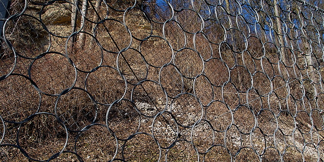 Hinter Gittern - Schutzgitter am Straßenrand